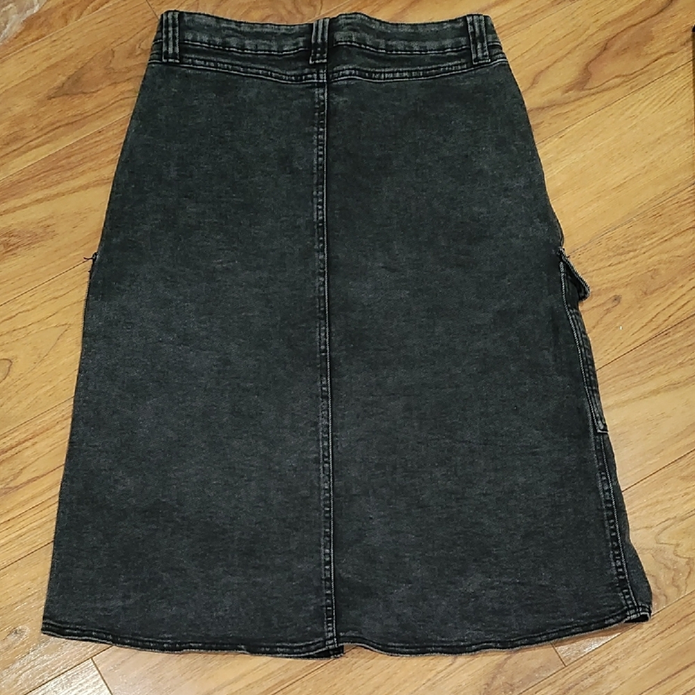 Sincerely Jules Washed Black Denim Midi Skirt with Cargo Pockets - Picture 4 of 6